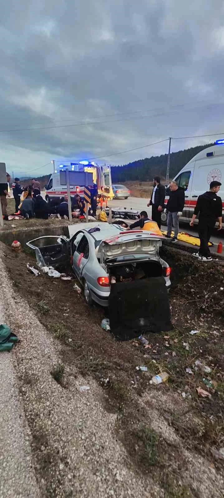 Karabük’te kanala düşen otomobil duvara çarptı: 1 ölü, 3 yaralı
