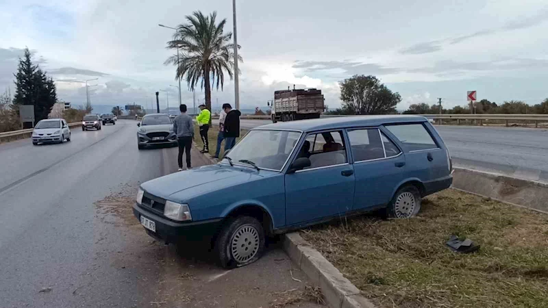 Seyir halindeyken lastiği patlayan Tofaş kanalı aşıp refüje uçtu
