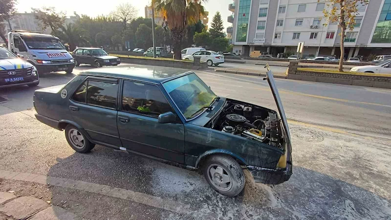 Seyir halindeki otomobildeki yangını itfaiye ekipleri söndürdü
