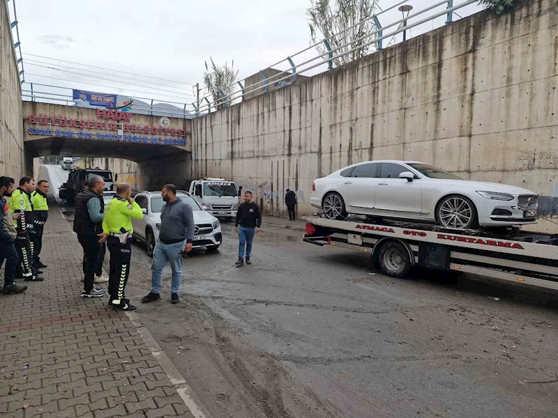 Göle dönen alt geçitte mahsur kalan 2 araç suyun çekilmesiyle kurtarıldı
