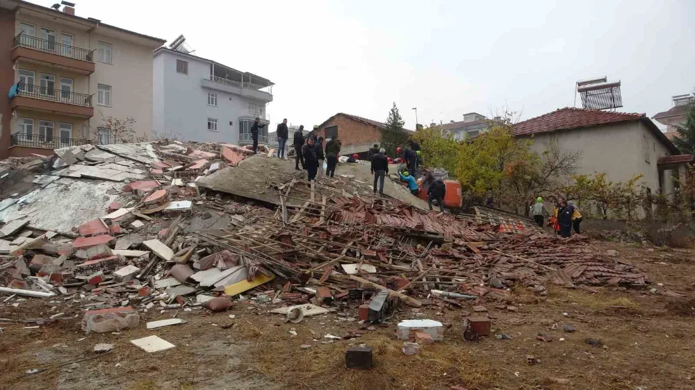 Malatya’da Yıkım Esnasında Enkaz Altında Kalan Operatör Kurtarıldı