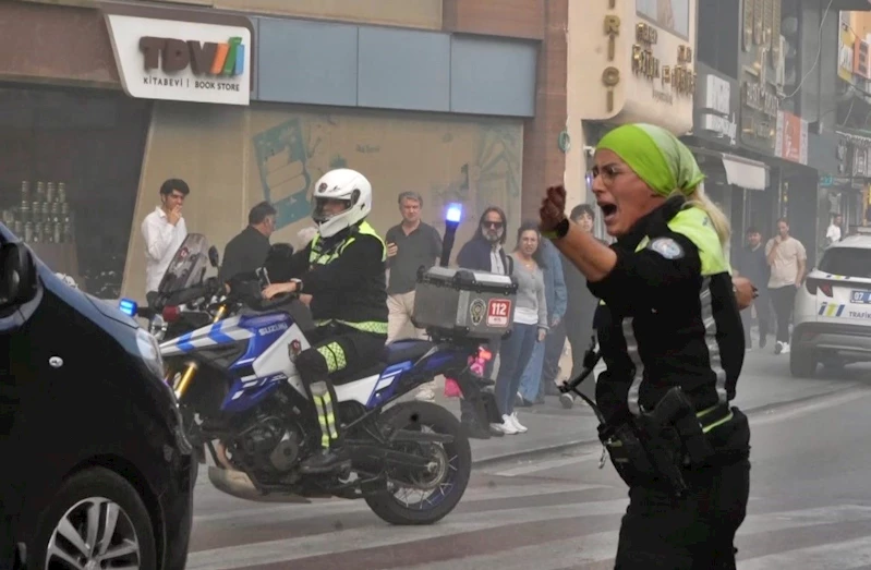 Kadın polisin yangın hassasiyetine emniyet müdüründen plaket
