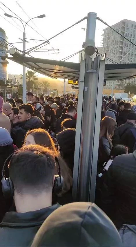 İstanbul’da tramvay seferleri aksadı duraklarda yoğunluk oluştu
