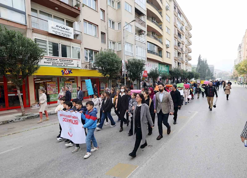 Manisa’da çocuklar hakları için yürüdü
