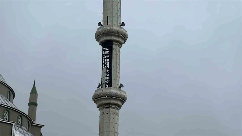 Arnavutköy’de lodos, cami minaresinin parçalarını uçurdu
