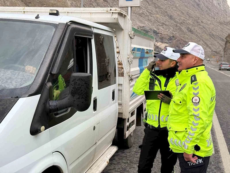 Hakkari’de radarla hız kontrol uygulaması yapıldı
