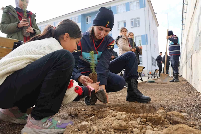 Elazığ’da jandarmadan Çocuk Hakları Gününde örnek davranış
