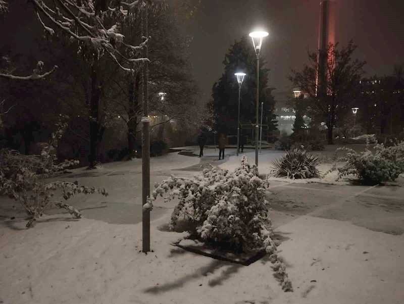 Ankaralılar mevsimin ilk karının keyfini çıkardı
