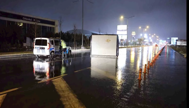 Aksaray’da fırtına konteynerleri karayoluna uçurdu
