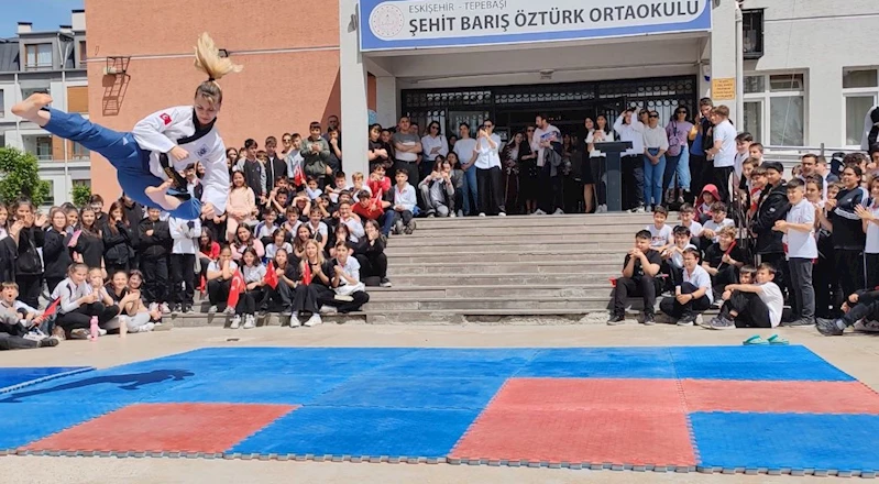 Dünya şampiyonu öğretmen ’uçarak’ ders işliyor, öğrenciler onun gibi olmak istiyor
