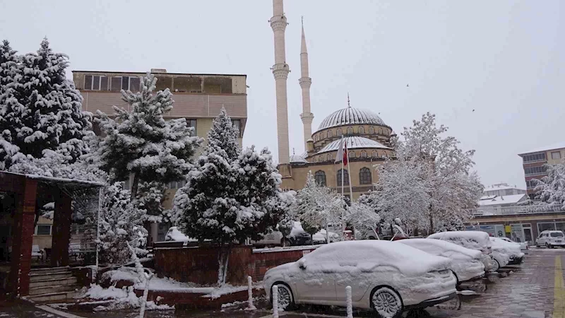 Yozgat’ta yılın ilk kar yağışı kenti beyaza bürüdü
