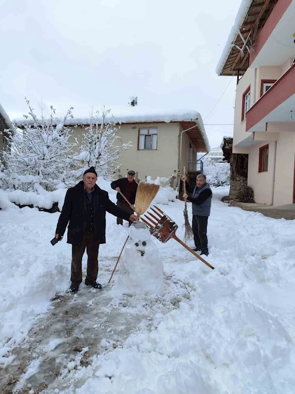 Tokat’ta köy halkı kar yağışını türkülerle karşıladı
