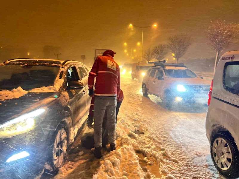 Yolda kalanların yardımına yetiştiler
