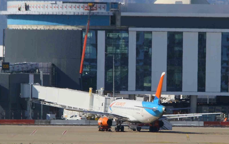 İniş sırasında motoru yanan uçak Antalya Havalimanı 2’nci Terminal’deki park noktasına alındı
