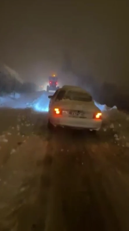 Börek yemeye misafirliğe giden vatandaş karla kapanan yolda ilerlemekte güçlük çekti
