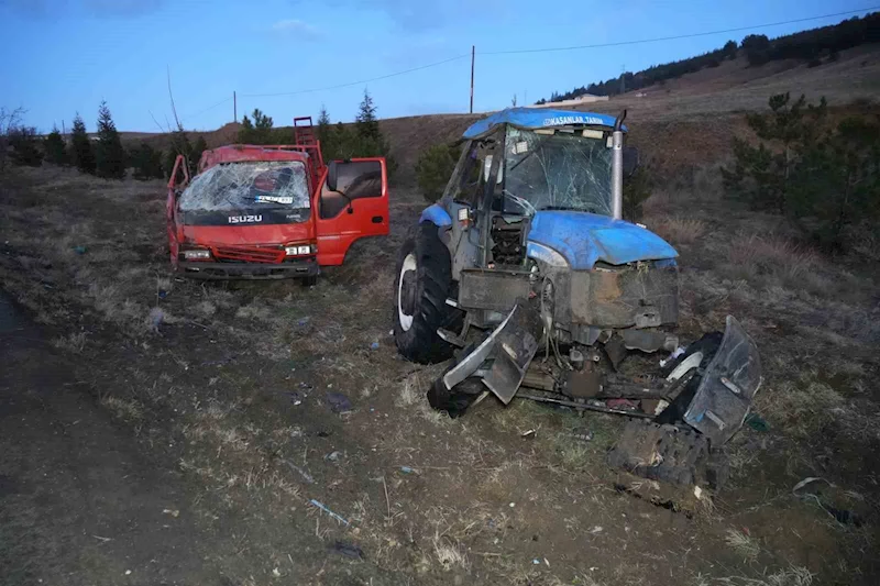 Traktör taşıyan kamyonet takla attı: 1 yaralı
