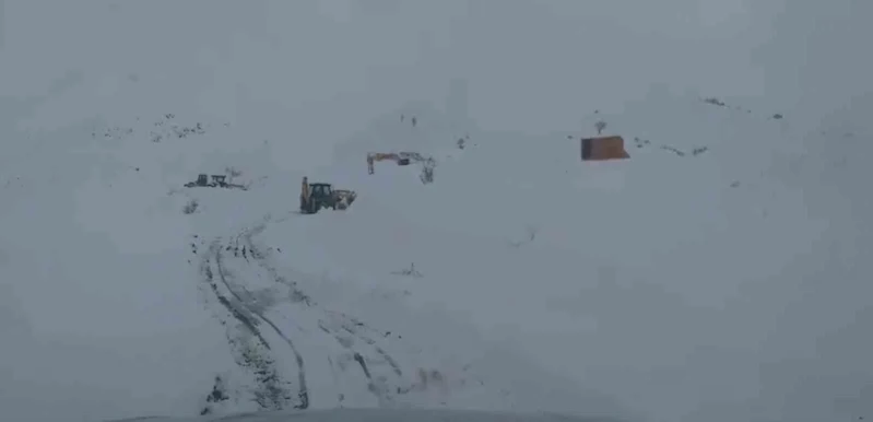 Siirt’te kardan kapanan yolda çalışmalar devam ediyor
