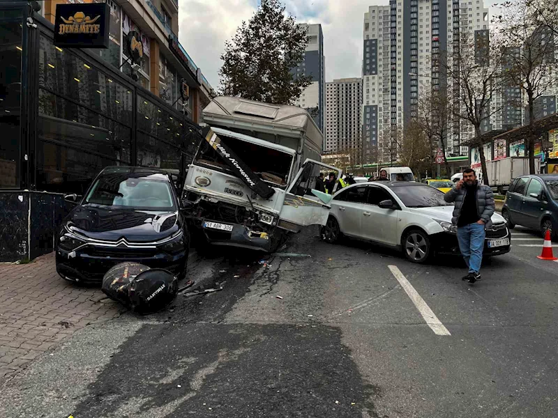 Esenyurt’ta freni boşalan kamyonet 5 araca çarparak durabildi: O anlar kamerada
