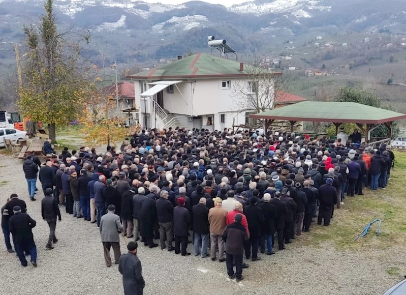 Gurbet yolunda hayatını kaybeden baba ve oğlu son yolculuğuna uğurlandı
