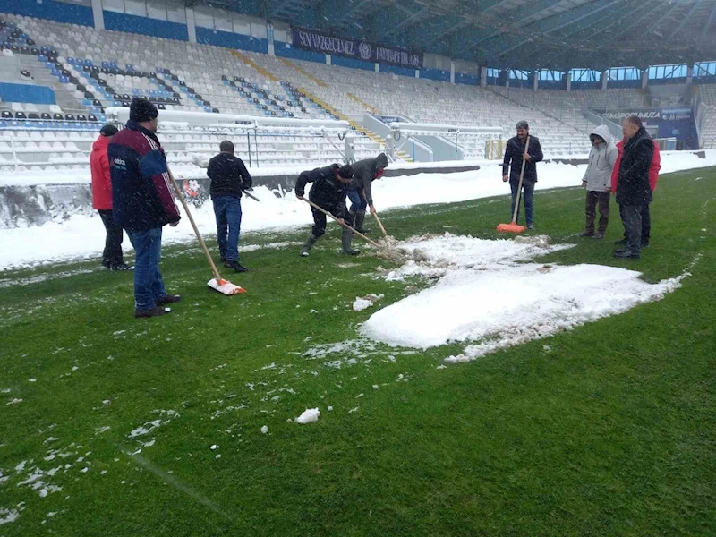 Dışarısı bembeyaz kar, içerisi yemyeşil bir saha
