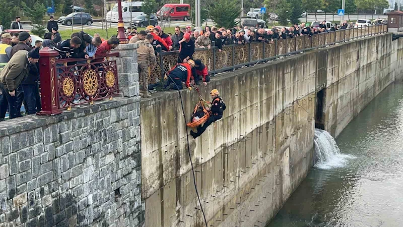 Rize’de öğrenci servisi ile çarpışan cip dereye uçtu: 10 yaralı
