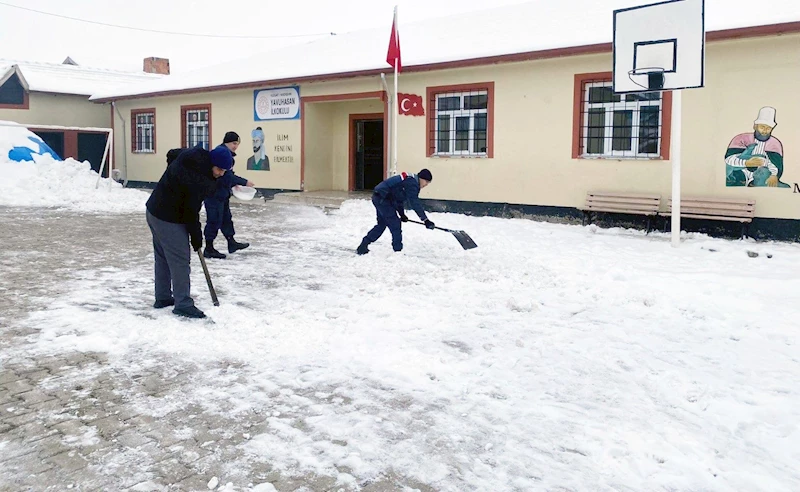 Jandarma, öğretmenlerle kar temizliği yaptı öğrenciler ile kartopu oynadı
