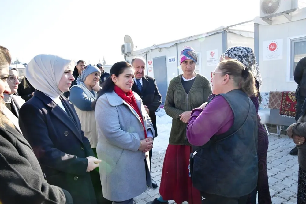 Hanımefendi Selda Yavuz Kaynarca Konteyner Kentte İkamet Eden Aileleri Ziyaret Etti.