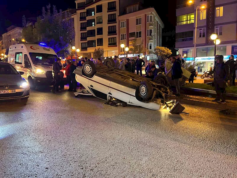 Elektrik direğine çarpan otomobil takla attı: 1 yaralı
