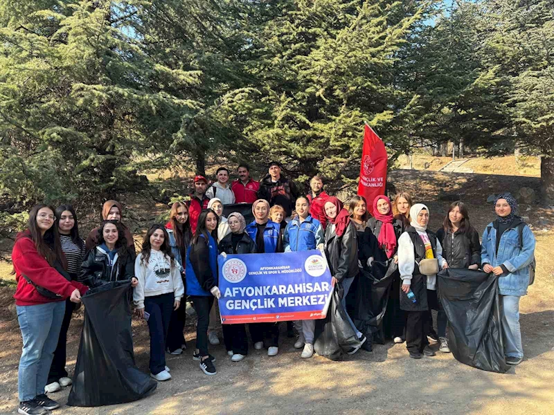 Gençlerden Erkmen’de doğa yürüyüşü
