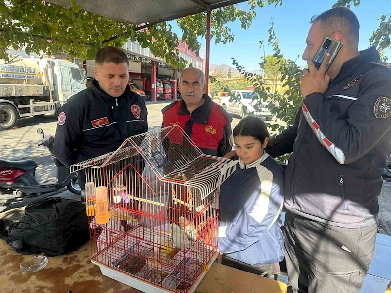 Yangında kuşları telef olan küçük kıza itfaiye ekiplerinden anlamlı jest
