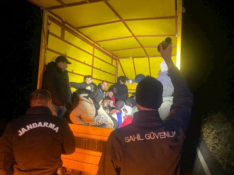 İzmir’de kamyonet kasasında 40 kaçak göçmen ve 1 organizatör yakalandı
