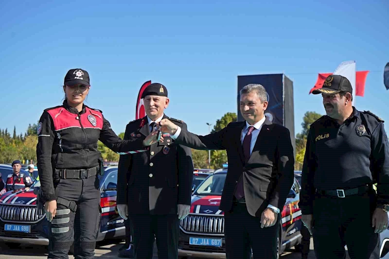 Antalya’da emniyet ve jandarma 225 yeni araçla gücüne güç kattı
