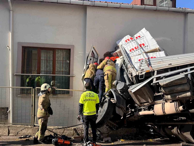 Kartal’da kontrolden çıkan tır eve girdi: 1 yaralı
