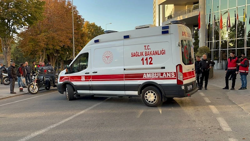 Genci bıçaklayan 2 kişi, kaçarken düşüp yaralandı
