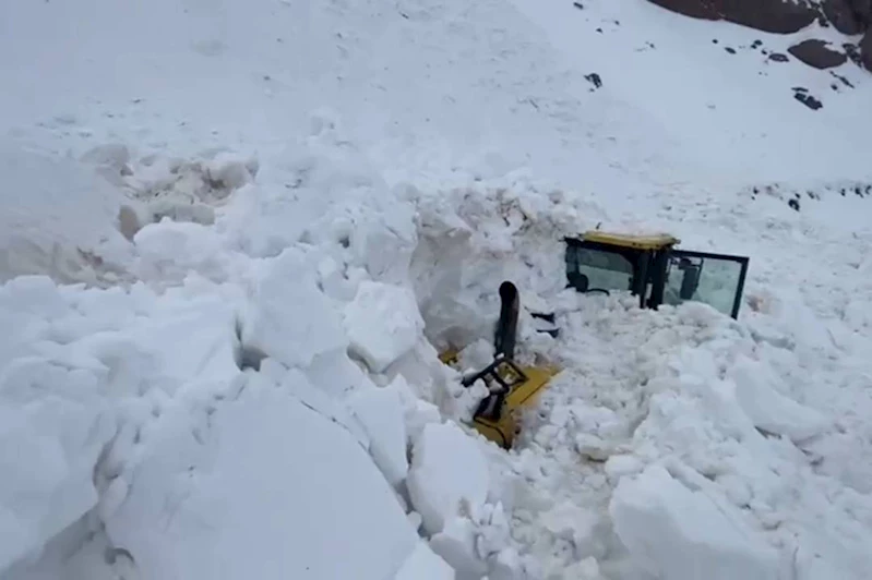 Şırnak’ta yol açan kepçenin üzerine çığ düştü: 1 yaralı