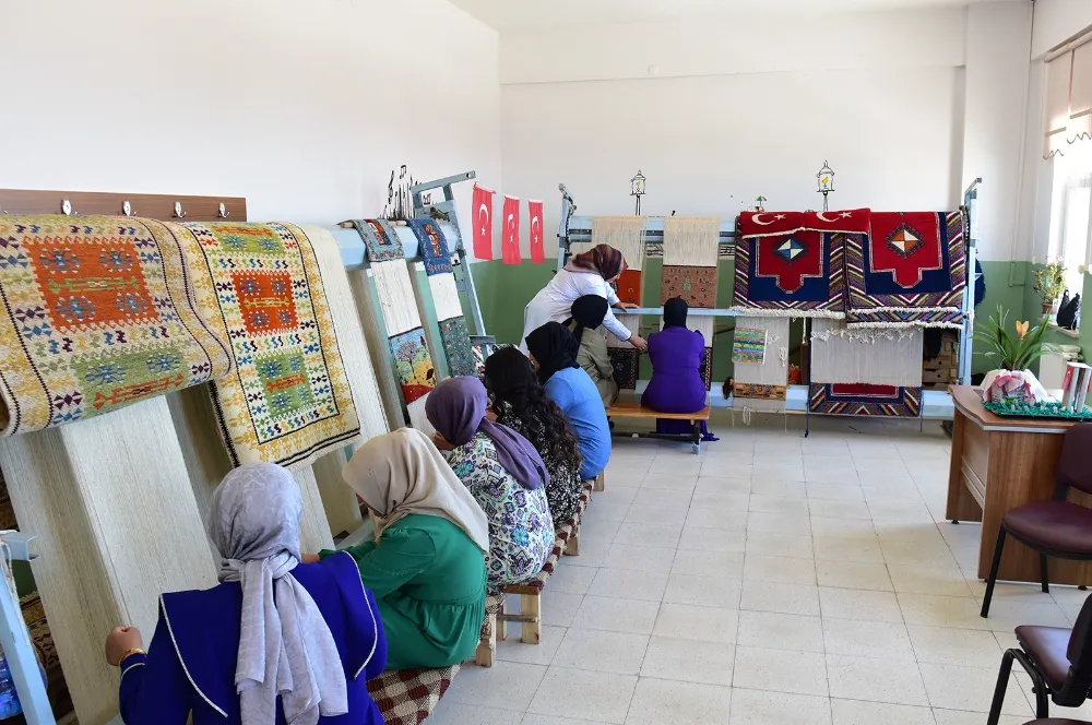 Büyükşehir Belediyesi Halı Dokuma Kursu Meslek Edindiriyor