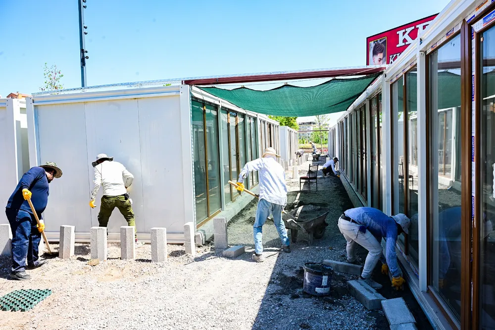 Millet Bahçesindeki Konteyner Çarşı İçin Büyükşehir Belediyesinden Bordür ve Kilit Taşı Temini