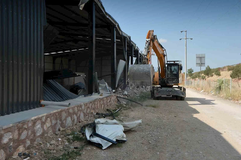 Osmangazi’de tarım arazileri kaçak yapılardan temizleniyor
