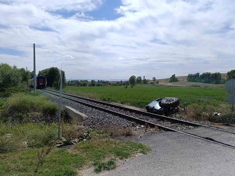 Afyonkarahisar’da yolcu treni hemzemin geçitte traktöre çarptı