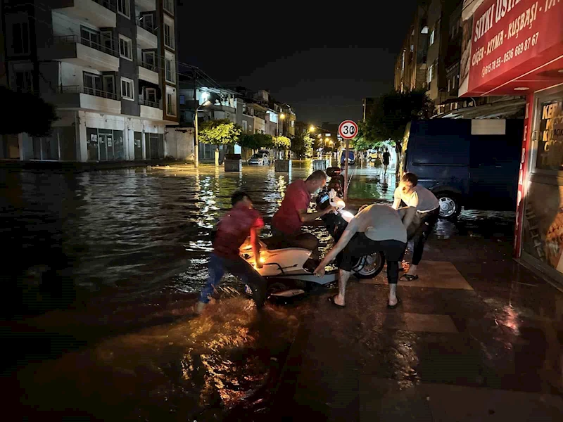 Şiddetli yağışla birlikte göle dönen caddelerde vatandaşlar zor anlar yaşadı
