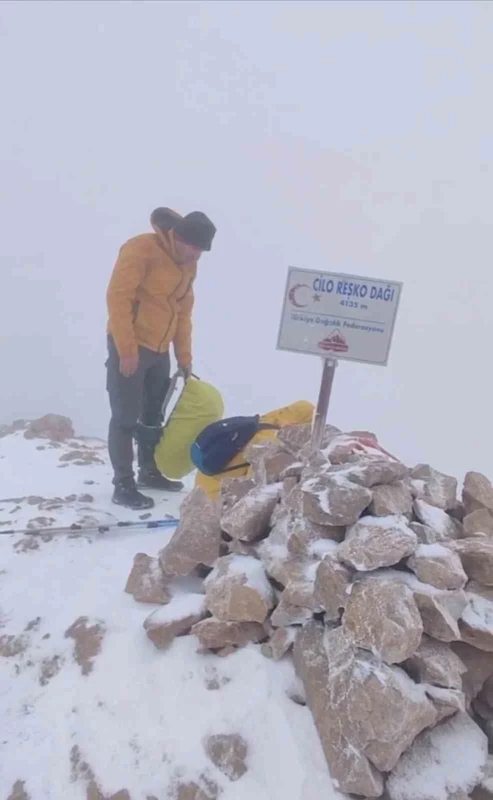 Yüksekovalı dağcılar dolu ve tipiye rağmen 4 bin 135 rakıma zirve yaptı
