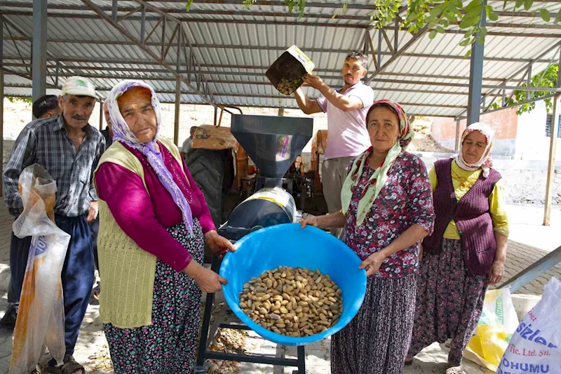 Aydıncık ve Gülnarlı üreticilerin badem soyma derdi bitti
