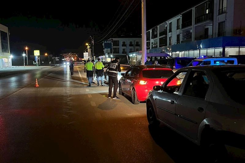 Sakarya’da polisten şok uygulama: 2 şahıs yakalandı, ruhsatsız 5 tabanca ele geçirildi
