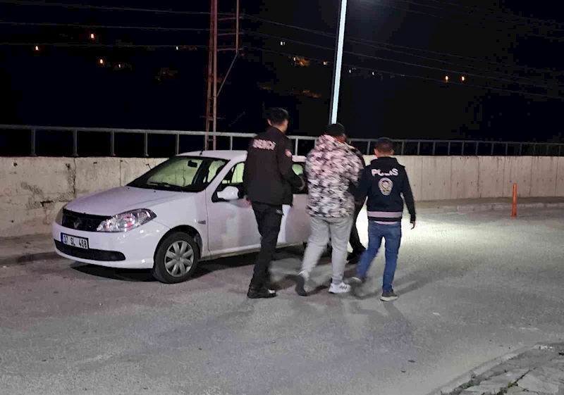 Polis ekibine silah çekip tehditler savurmuşlardı: Tekrar gözaltına alındılar
