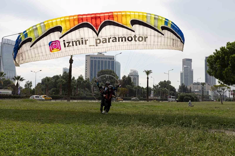 İzmir Körfezi’nde paramotor keyfi
