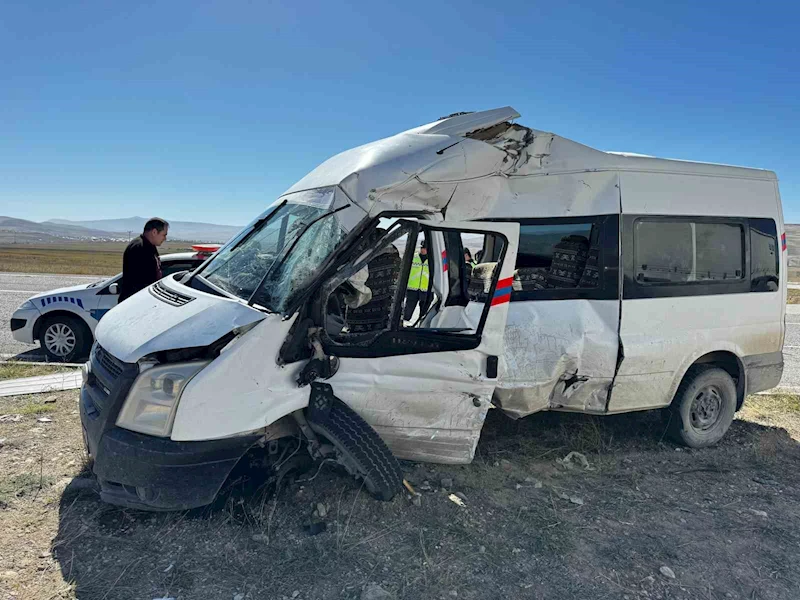 Ağrı’da yola kontrolsüz çıkan minibüs tırla çapıştı: 1’ağır, 3 yaralı
