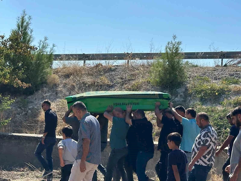 Erzincan’daki kazada ölen Uşaklı ailenin oğlu son yolculuğuna uğurlandı
