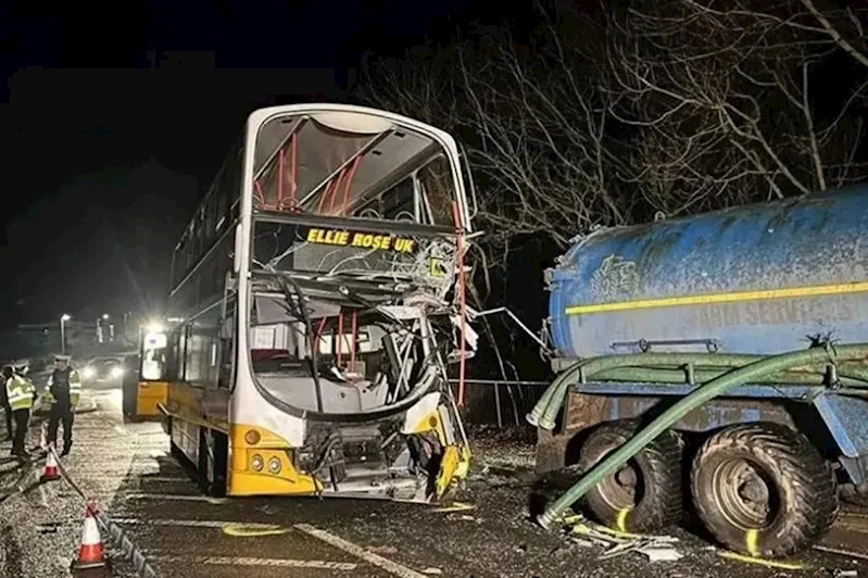 Öğrenci otobüsü ile traktör çarpıştı: 31 yaralı 