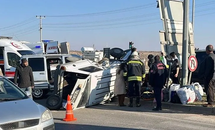 Otomobil ile Hafif Ticari Araç Çarpıştı: 14 Yaralı