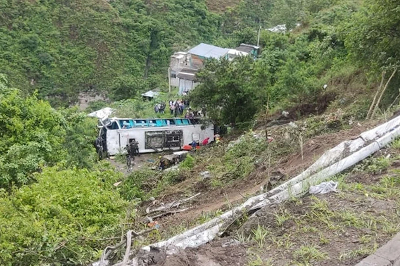 Yolcu otobüsü uçuruma yuvarlandı: 13 ölü, 29 yaralı